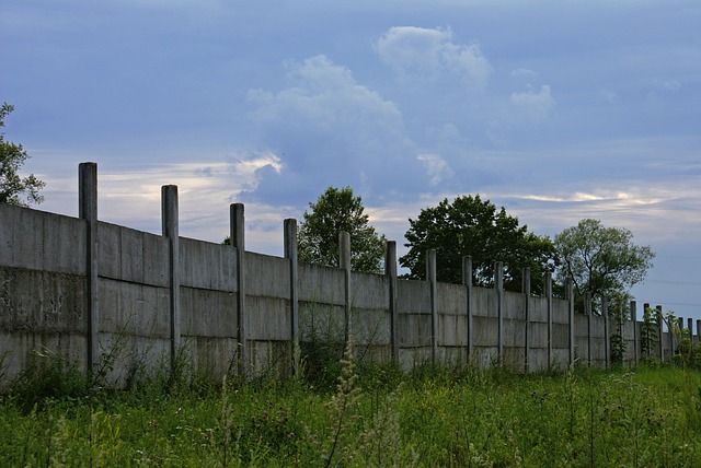 moderní betonový plot